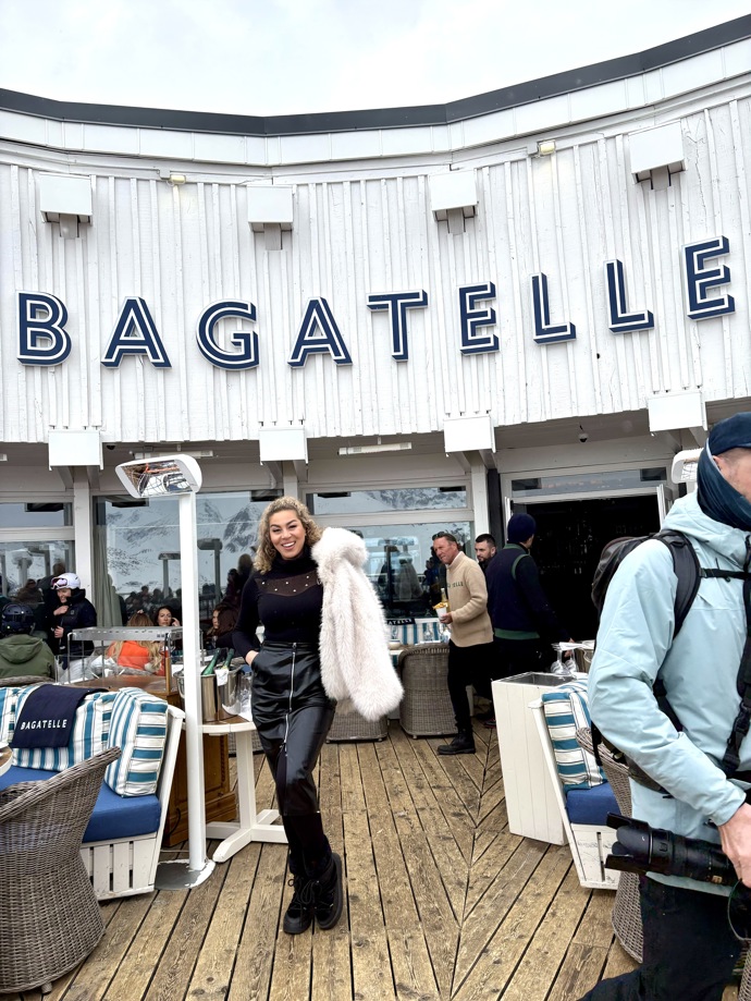 FOTO: Exotická kráska navštívila známý aprés – ski bar Bagatell. – stránka 3