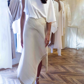 Podle návrhářky nevěsty nemusí nosit jen šaty, ale klidně i top se sukní.