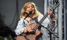 Lenka Filipová spadla ze schodů.