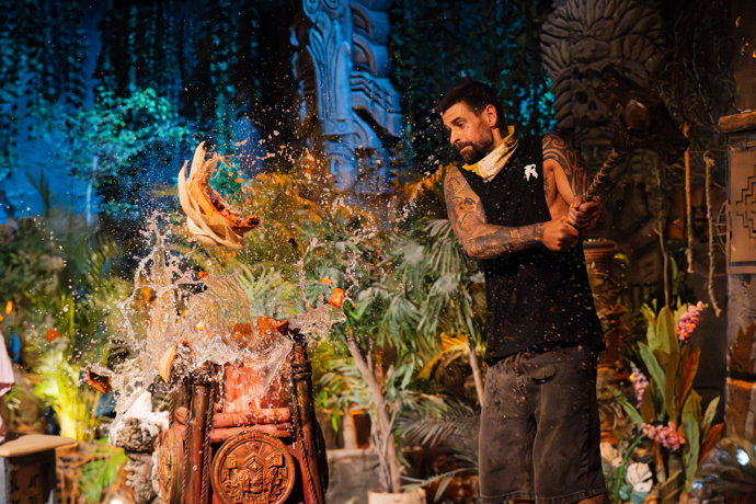 FOTO: Adam si vybral vázu s vodou. – stránka 3