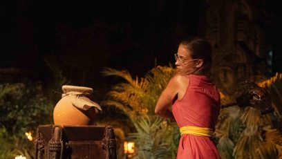 FOTO: Johana Nováčková u váz osudu.