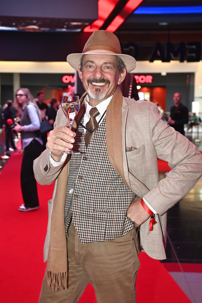 FOTO: Otakar Brousek mladší je elegán. – stránka 22