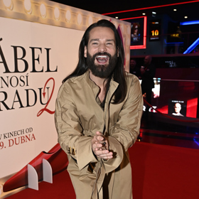 Kadeřník Michael Zapoměl pod oblekem v cargo stylu schovával korzet. 