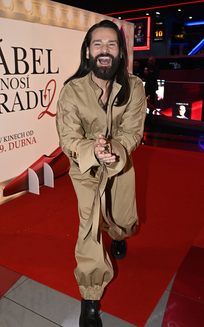FOTO: Kadeřník slavných, Michal Zapoměl, na premiéře Ďábel nosí Pradu 2. – stránka 14