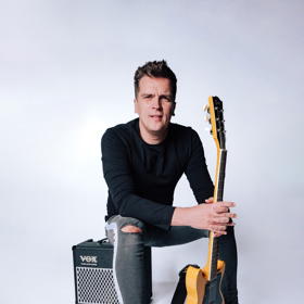 Julian Záhorovský se stále věnuje muzice.