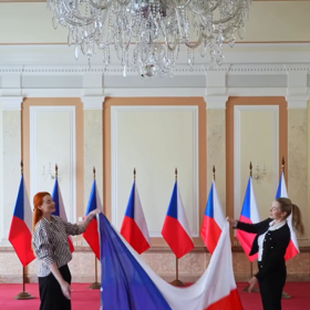 Aneta Zicklerová s Karlou Mráčkovou válely vlajku po zemi.