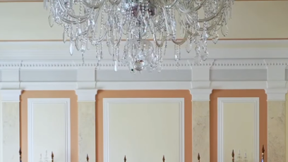 FOTO: Aneta Zicklerová s Karlou Mráčkovou válely vlajku po zemi.