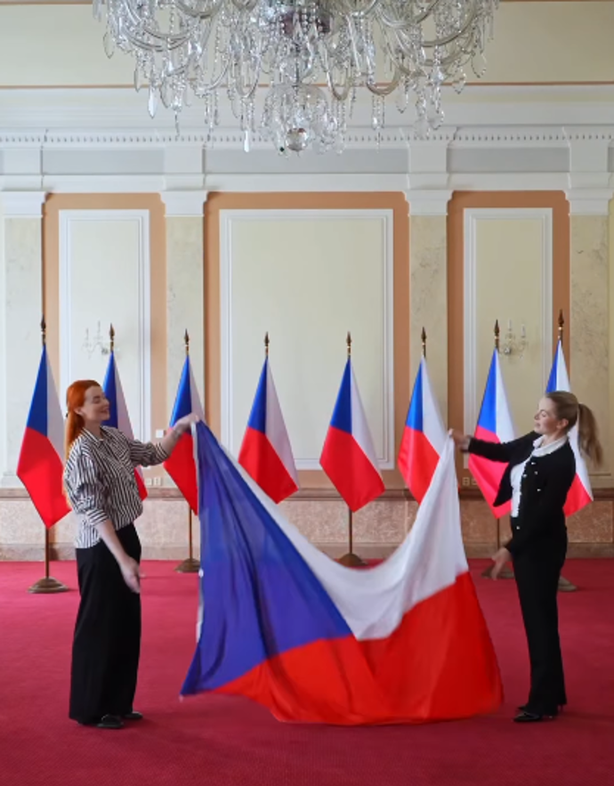 FOTO: Aneta Zicklerová s Karlou Mráčkovou válely vlajku po zemi. – stránka 1