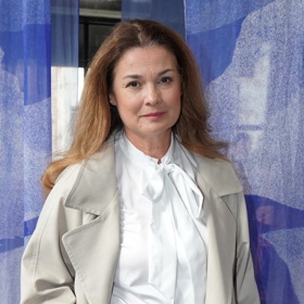 Herečka oblékla pohodné kalhoty se stylovým trenčkotem. Klasické bílé košili vdechla nový život trendy vázačka