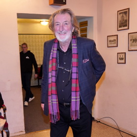 ...nebo Bolek Polívka jsou zatím opatrnější a sází spíš na vrstvy a hřejivé doplňky v podobě šál.