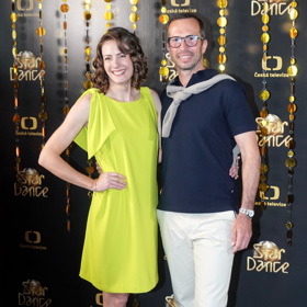 Radek Štěpánek a Vanda Bartošová Dětinská. Bývalý tenista oblékl bílé kalhoty, tmavě modré polo tričko a bílé boty.