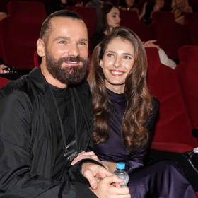 Pečuje například o vlasy herečky Sary Sandevy. 