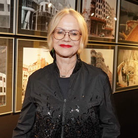 Jitka Asterová nechala zdánlivě nenápadnou flitrovou výšivku vyniknout v minimalistickém monochromatickém černém looku.