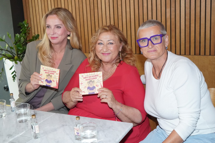 FOTO: Bela Schenková vpravo. – stránka 3