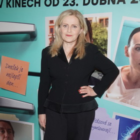 Fotografům potom zapózovala v černém kompletu saka a kalhot.