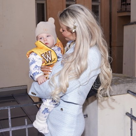 Lela Ceterová se synem Arniem na otevření nového tanečního studia.