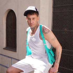 Sámer Issa překvapil svým vzhledem i outfitem.