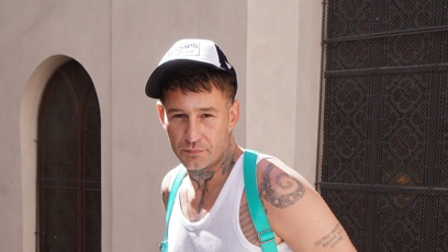 FOTO: Sámer Issa překvapil svým vzhledem i outfitem.