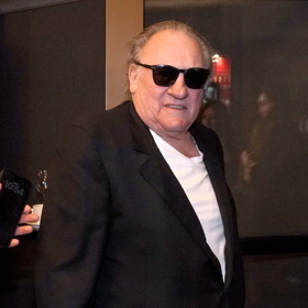 Na její oslavu v divadle Hybernia se přišel podívat i francouzský herec Gérard Depardieu. 