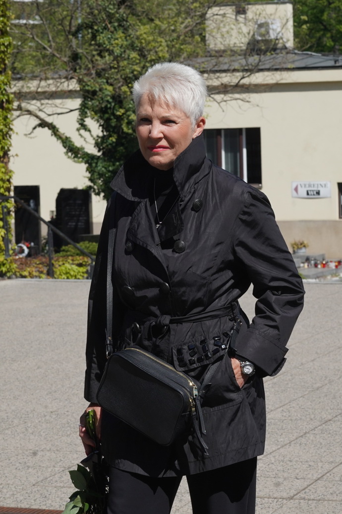 FOTO: Pavla Břínková na pohřbu Václava Hybše.. – stránka 2