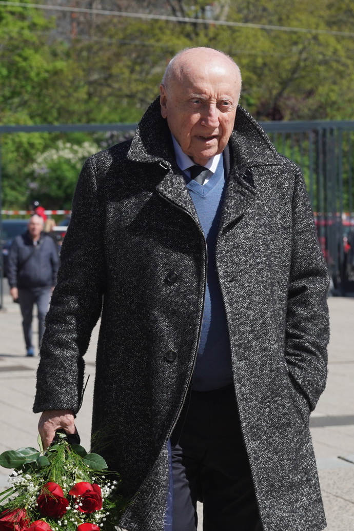 FOTO: Felix Slováček na pohřbu Václava Hybše. – stránka 9