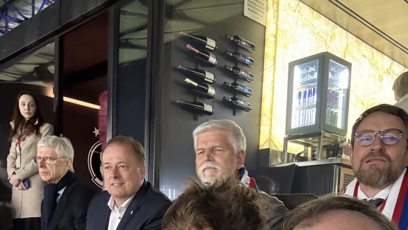 FOTO: Boris Šťastný fandil českým sportovcům. Vzadu sedí Petr Pavel.