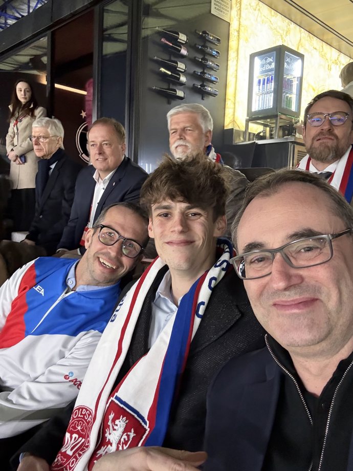 FOTO: Boris Šťastný fandil českým sportovcům. Vzadu sedí Petr Pavel.