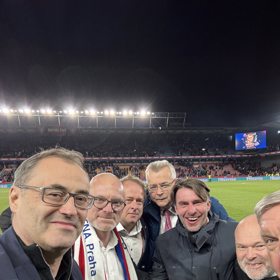 Boris Šťastný se vyfotil na stadionu.
