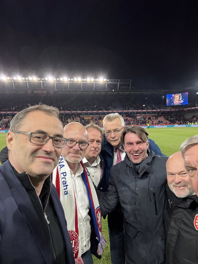 FOTO: Boris Šťastný se vyfotil na stadionu. – stránka 1