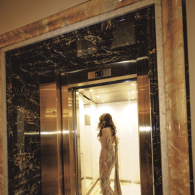 Charlotte Gott v novém editorialu pro ELLE.