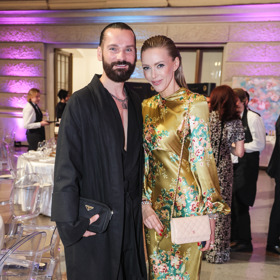 Sám volí nejraději černé outfity, kterými navíc nenaruší image slavných dam po svém boku, naopak je krásně doplní.