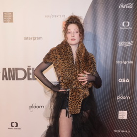 Umělkyně Rozálie Havelková ukázala nohy v odvážné sukni, top pojala jako vzorovou divočinu. 