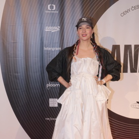 Zpěvačka Berenika Kohoutová zkombinovala něžné bílé šaty s černým bomberem a kšiltovkou. 