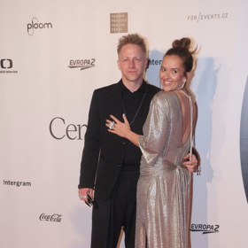Manželka zpěváka Tomáše Kluse, Tamara, zazářila ve stříbrné róbě odhalující záda. 