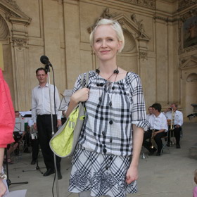 Herečka se nebála vzorů, výrazných doplňků...