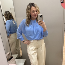 Halenka je taktéž Marks&Spencer a je v ní všité tílko, aby nebyla tak průhledná. Cena je ovšem 1 899 Kč před slevou, takže se mi nevešla do omezeného rozpočtu, jinak bych ji vzala ke všem zkoušeným kalhotám. 