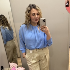 Výhercem ovšem na jaro zůstaly chinos ve střihu barrel v krásné pískové barvě. Původní cena 1 099, po slevě 846 korun. 