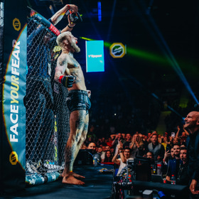 Radek Roušal oslavuje výhru.