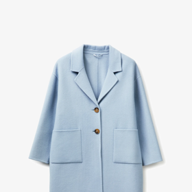 Světle modrý kabát seženete třeba u značky United Colors of Benetton za 4999 Kč.