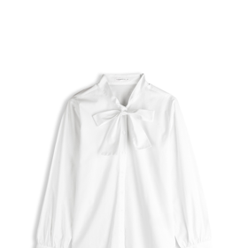 Jestli si říkáte, že bílá košile je nudná, kousek s ozdobnou mašlí vás zaručeně vyvede z omylu. Tato košile je od značky GATE a stojí 438 Kč.