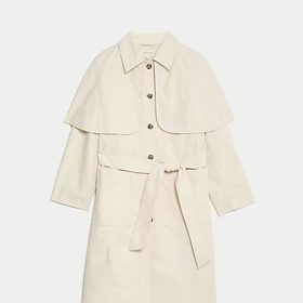 Zkuste letos na jaře sáhnout po trenčkotu ve světlejším odstínu jako Martina Preissová. Tento model s módním detailem peleríny má v nabídce značka Marks&Spencer za 2999 Kč.