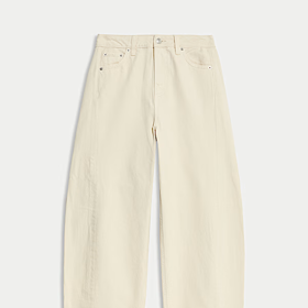 Krémové džíny zjemní červenou i výrazný střih barrel. Tyto má v nabídce značka Marks&Spencer za 999 Kč.