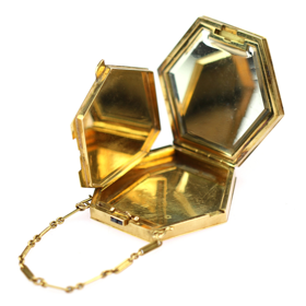 Zlatá prvorepubliková pudřenka, Antiques Cinolter, 150 000 Kč
 