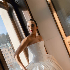 Tyto šaty působí z celé kolekce asi tím nejklasičtějším dojmem.