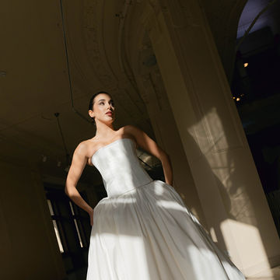 Svatební kolekce české módní návrhářky Debbie Brown není pro tradiční nevěsty.