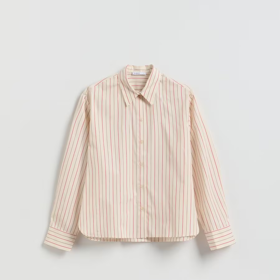 Do svého modelu můžete jako Meryl Streep nenápadně, ale efektně zakomponovat i další trendy, kterým jsou proužky. Vzorovaná košile bude perfektně ladit právě díky proužkům. Nebude ale působit prvoplánově. Tento model je od značky Reserved a pořídíte ho za  759 Kč.