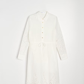 Podobné košilové šaty s dlouhým rukávem prodává například značka Sinsay za 359 Kč.