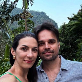 I po deseti letech manželství působí dvojice na fotkách jako čerstvě zamilovaný pár.