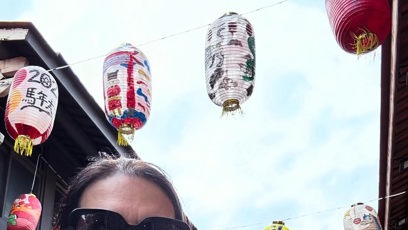 FOTO: Exšéfka Sněmovny odhodila kostýmek a v tílku si užívá krásy asijské přírody.