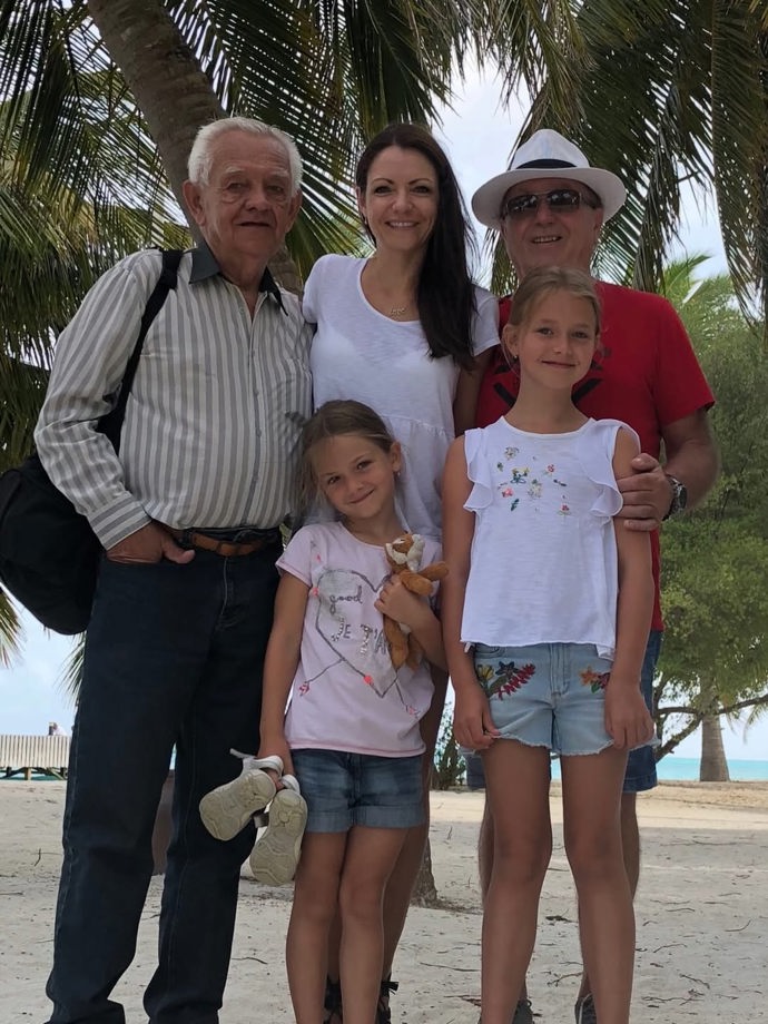 FOTO: Rodina Jandových s otcem Alice. – stránka 4